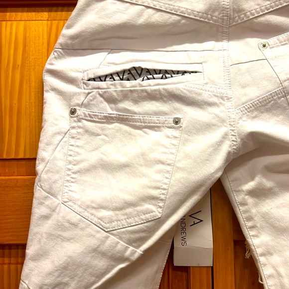 Vinti Andrews. White straight jeans with laces. Size 27, runs small. Buttons. - Picture 7 of 10